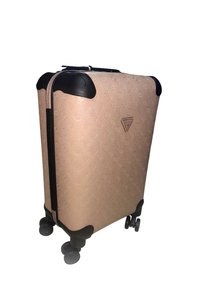 Maleta rígida en rosa suave con diseño embosado, detalles en negro, cierre de cremallera y cuatro ruedas giratorias para una mejor movilidad.