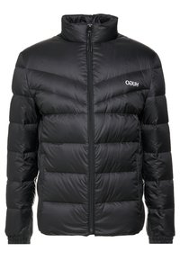 Schwarze, gesteppte Daunenjacke mit hohem Kragen, durchgehendem Reißverschluss, elastischen Manschetten, seitlichen Taschen und weißem "HUGO"-Logo auf der Brust.