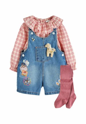 Lyserød ternet bluse med flæsekrave, blå denim korte overalls med dyre- og blomsterpatches, kombineret med lyserøde strømpebukser.