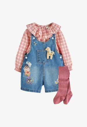 Lyserød ternet bluse med flæsekrave, blå denim korte overalls med dyre- og blomsterpatches, kombineret med lyserøde strømpebukser.