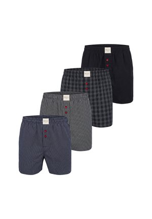 Vier Herren-Boxershorts mit blauen und schwarzen Mustern, jeweils mit einem Etikett und drei roten Knöpfen am vorderen Bund, in einer Reihe angeordnet.