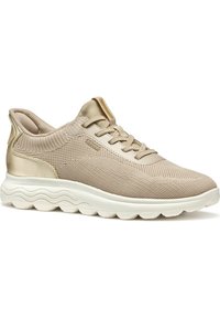 Sneaker beige con tomaia in tessuto a rete, dettagli oro e suola testurizzata. Presenta un design della punta arrotondata e allacciatura per una vestibilità sicura.