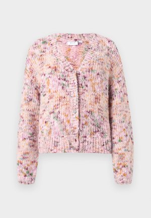 Cardigan tricoté en rose avec des éclats multicolores. Il présente un col en V, des manches longues et des boutons sur le devant. Design texturé et court.