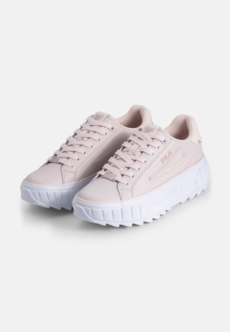 Sneaker sportive di colore rosa chiaro con una tomaia sintetica liscia, suola in gomma bianca e dettagli testurizzati sulla suola. Chiusura con lacci.