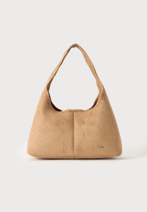 Petit sac à main en daim marron clair avec une seule bandoulière et un logo RAID discret à l'avant sur fond uni.