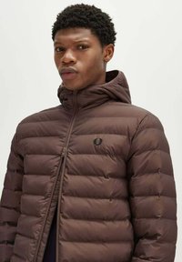 Fred Perry CON - INSULATED HOODED - Giacca invernale - marrone