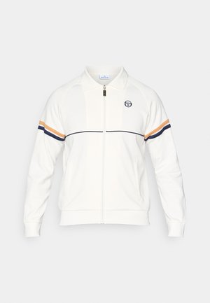 Balts jaku ar rāvējslēdzēju, izgatavotu no mīksta materiāla, ar apkakli, izšūtu logo un divām horizontālām svītrām tumši zilā un oranžā krāsā uz piedurknēm.