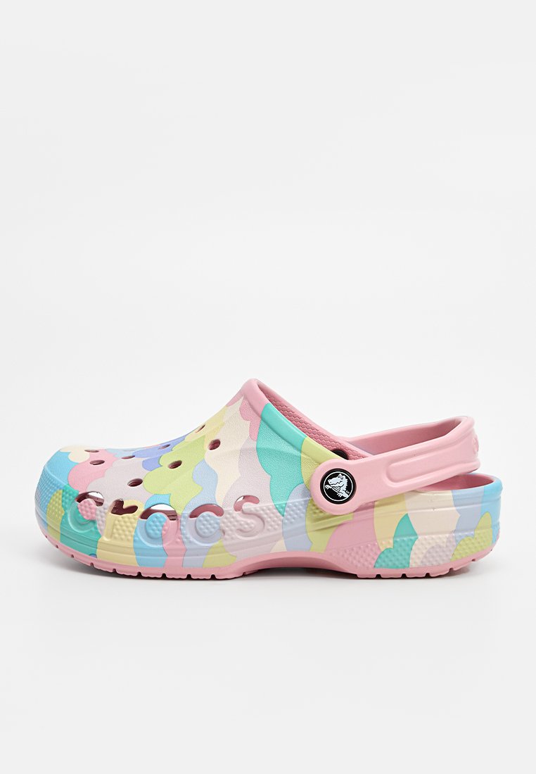 Zoccoli colorati realizzati in materiale leggero con una cinghia rosa, motivo astratto multicolore e fori di ventilazione sulla parte superiore.