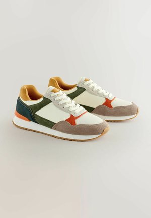 Veterschoenen van fabric en suede, met witte, groene, oranje en bruine accenten, een gevoerde zool en een textuurafwerking.