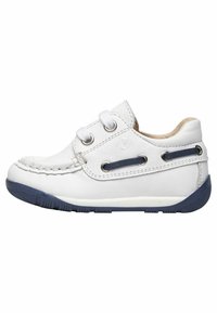 Scarpa in pelle bianca con punta rotonda, dettagli blu navy, due fori per i lacci e un design cucito lungo la parte superiore. Suola in gomma con motivi anti-scivolo.