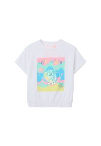 Camiseta blanca de manga corta con un gráfico de concha colorido que presenta lentejuelas. Cintura elástica, tela suave y diseño de cuello redondeado.