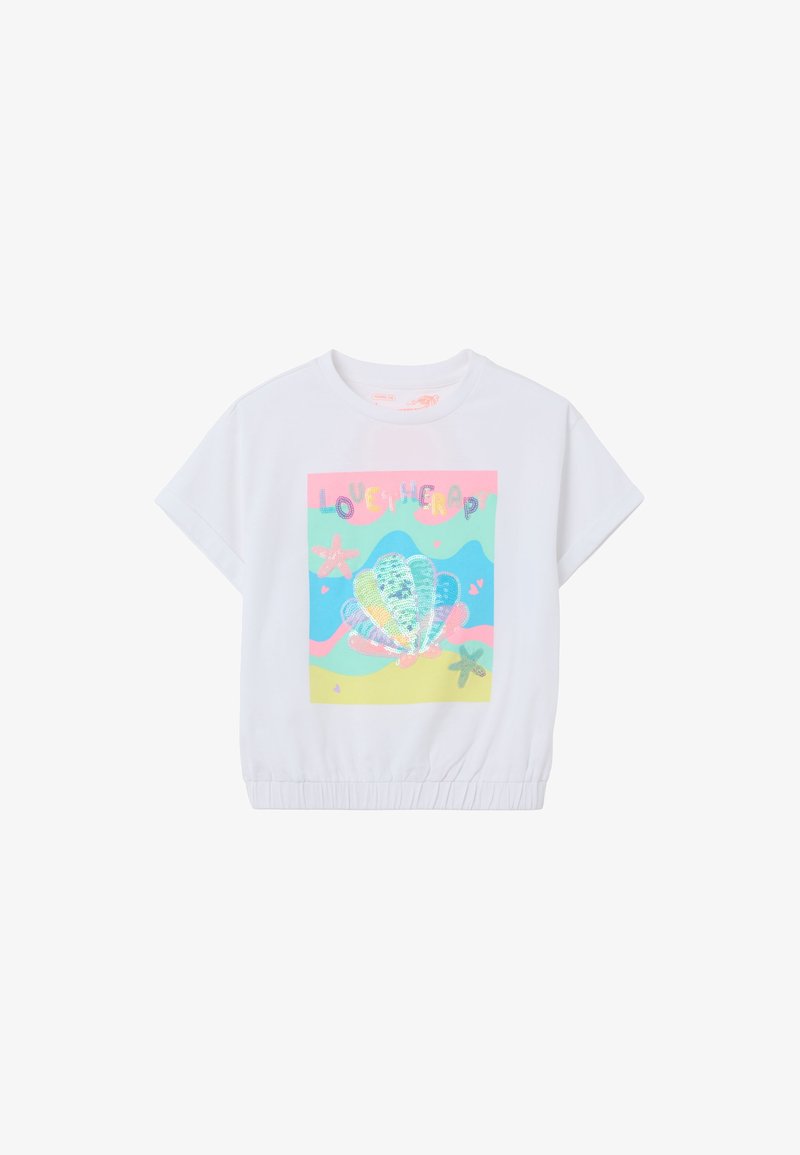 Camiseta blanca de manga corta con un gráfico de concha colorido que presenta lentejuelas. Cintura elástica, tela suave y diseño de cuello redondeado.