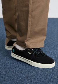 Ei valittu, black/green/white