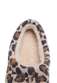 Slipper i leopardmønster med en blød, fluffy indvendig, rund tå og en glat ydre tekstur i beige, brun og sort.