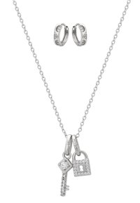 Ezüst nyaklánc lánccal, amely lakat és kulcs medálokat tartalmaz, mindkettő átlátszó drágakövekkel díszítve. Két kis karika fülbevalóval.