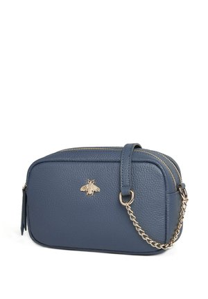 Blå læder crossbody taske med tekstureret overflade, guld bi emblem, kædestrop og lynlås. Rektangulær form med rundede kanter.