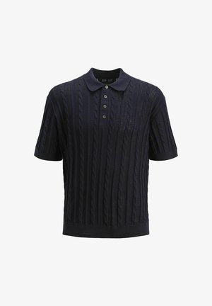 Polo de manga corta azul marino hecho de una tela de punto texturizada con un patrón de trenzado, cierre de tres botones y puños y dobladillo acanalados.