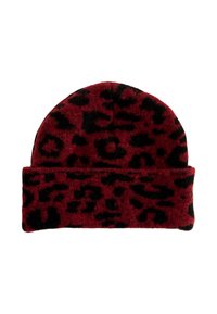Gorro rojo de tela texturizada, con un patrón de leopardo negro. El dobladillo plegado en la parte inferior añade detalle.