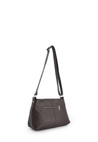 Bruine leren handtas met een gestructureerde afwerking, een ritssluiting aan de voorzijde, een verstelbare band en een ruime, gestructureerde vorm.