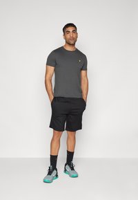 Lyle & Scott FLY  - Short - jet black