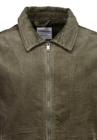 Olivengrøn fløjlsjakke med en tekstureret mønster, en krave og en sølv lynlås foran, design i almindelig pasform.