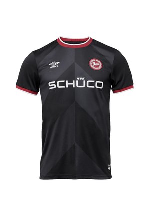Maglia sportiva nera con colletto e rifiniture delle maniche rosse e bianche, testo sponsor bianco "Schüco", logo Umbro e una spilla rossa rotonda della squadra sul petto.