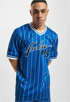 Tricou atletik albastru cu dungi verticale albe, design cu gât în V și logo-ul negru "Fubu 05". Are mâneci scurte cu manșete albe și broderie.