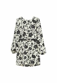 Czarna sukienka w kwiatowy wzór z okrągłym dekoltem, długimi bufiastymi rękawami, podkreśloną talią oraz szerokim czarnym paskiem z srebrną klamrą.