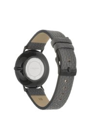 Schwarze analoge Uhr mit rundem Gehäuse und strukturiertem grauen Lederarmband. Beschrifteter Boden; wasserdichtes Design. Größenanzeige: 18.