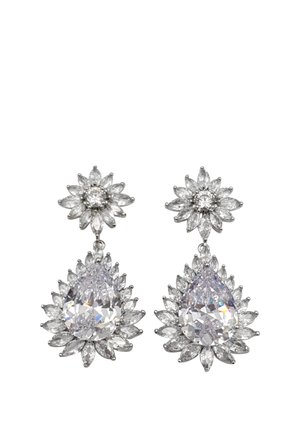 Orecchini pendenti con grandi gemme trasparenti a forma di pera circondate da pietre più piccole taglio marquise e borchie a forma di fiore nella parte superiore.