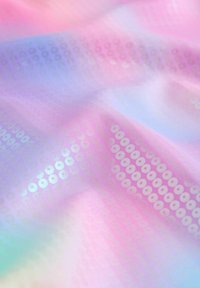 Miękka pastelowa tkanina z opalizującymi cekinami ułożonymi w zakrzywione rzędy, tworzącymi migoczący efekt na gładkim, płynnym materiale.