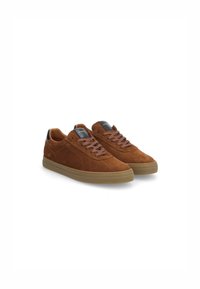 Sneaker in suede marrone con profilo basso, caratterizzati da una suola in gomma beige, lacci marroni e dettagli blu navy sul tallone e sulla linguetta.