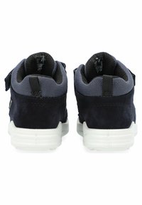 Chaussures en suède et maille bleu marine avec semelles blanches, dotées d'une sangle à scratch pour un maintien sécurisé et d'un talon texturé pour une meilleure adhérence.