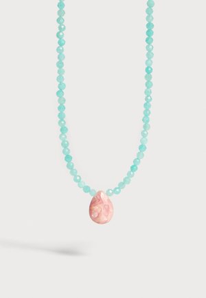 Collar de cuentas turquesa facetadas con un colgante de piedra rosa pulida en forma de lágrima centrado en la parte inferior.