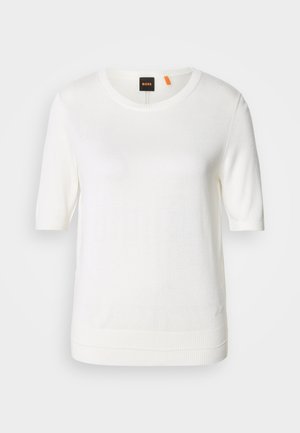 Balta īsām piedurknēm adīta blūze ar apaļu kakla izgriezumu, ribotu apakšmalu un mīkstu tekstūru. Logo birka ar oranžu akcentu ap kaklu.