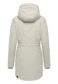 Długi, beżowy ocieplany płaszcz z kapturem, zwężoną talią i ściągaczami przy mankietach. Gładka faktura z delikatnym połyskiem oraz logo na rękawie.