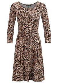 Sukienka w panterkę wykonana z miękkiego materiału, z okrągłym dekoltem, długimi rękawami i rozkloszowanym dołem z zaznaczoną talią.