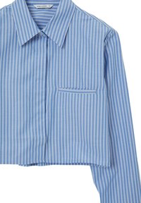 Camicetta blu a righe corta con colletto classico, maniche lunghe, tasca frontale e una texture in tessuto liscia e leggera.