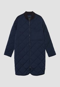 Marineblauwe gevoerde lange jas met ritssluiting aan de voorkant, geribde kraag, enkele borstzak en lange mouwen op een lichte achtergrond.