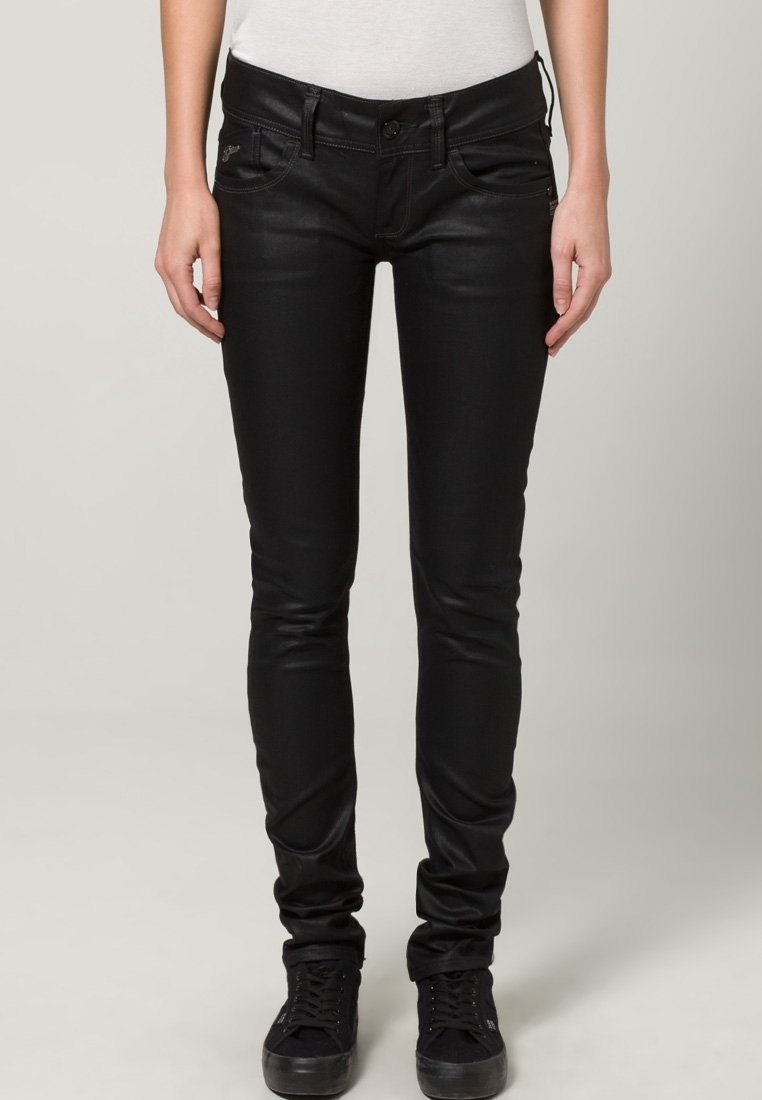 Svarta smala jeans gjorda av ett mjukt, stretchigt tyg. Har en knappstängning, framfickor och subtila sömdetaljer.