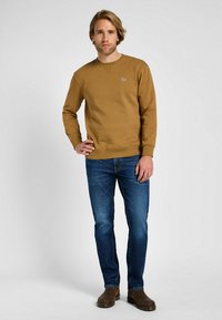 Lee PLAIN CREW SWS jasny brąz