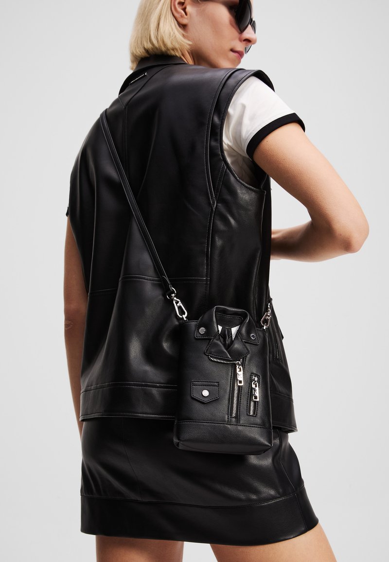 KARL LAGERFELD - IKON CROSSBODY BIKER JACKET - Skulderveske - black, Forstørre