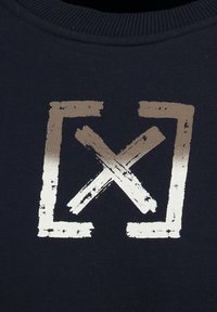 Navy Sweatshirt mit einem großen, metallic-silbernen Pinselstrich-Graphic eines "X" innerhalb einer rechteckigen Umrandung. Aus glattem Baumwollmix-Material.