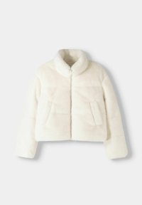 Veste courte en fausse fourrure blanche avec un col montant, fermeture zippée sur le devant et deux poches latérales. Texture douce et détail de coutures horizontales.