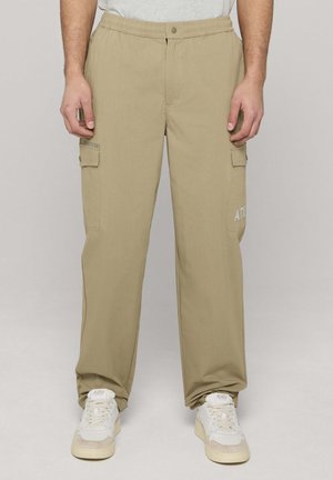 Khakifarvede cargobukser med elastisk talje, sidelommer og et logo-detalje; letvævet stof med en glat tekstur.