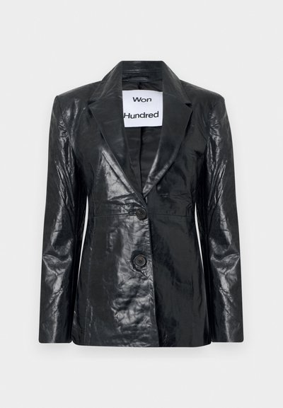 Czarna, pomarszczona marynarka ze sztucznej skóry z klapą z wcięciem, dwoma guzikami i pojedynczą kieszenią z przodu. Etykieta z napisem "Won Hundred."