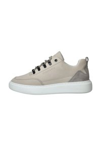 Beige sneaker met een soepel leren bovenwerk, contrasterende suède accenten en zwarte veterogen. Voorzien van een witte rubberen zool en een trekhaak.
