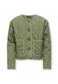 Kviltad olivgrön jacka med rund halsringning, fem frontryckknappar, två påsydda fickor och kontrasterande piping längs kanterna.