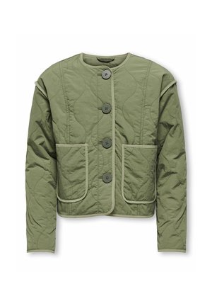 Quiltet olivengrøn jakke med rund halsudskæring, fem knapper foran, to påsyede lommer og kontrastfarvet piping langs kanterne.