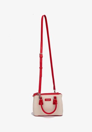 Kleine beige stoffen handtas met rode leren handvatten, afwerking, verstelbare schouderriem en ritssluiting.
